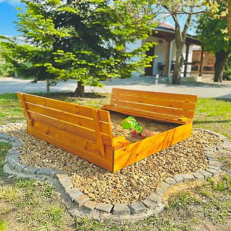 Elements Lednice Bagian luar foto